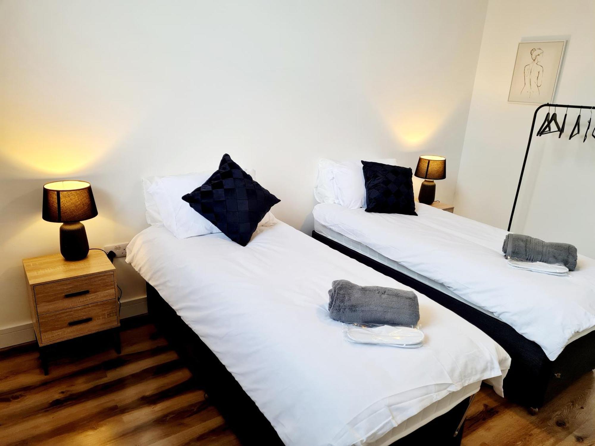 Ferienwohnung Burkhardt Hall- Parking Included- Sleeps 4 Swindon Exterior foto