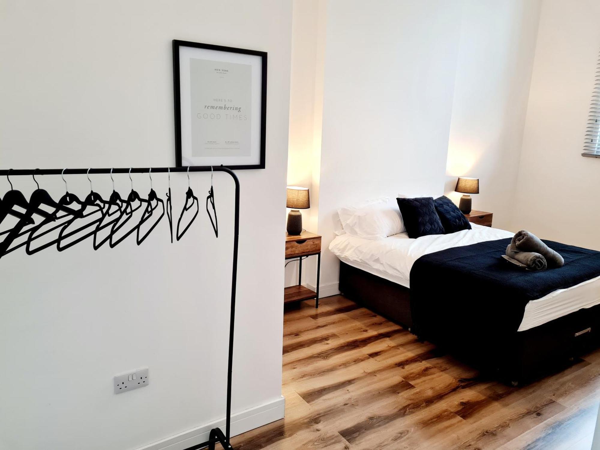 Ferienwohnung Burkhardt Hall- Parking Included- Sleeps 4 Swindon Exterior foto